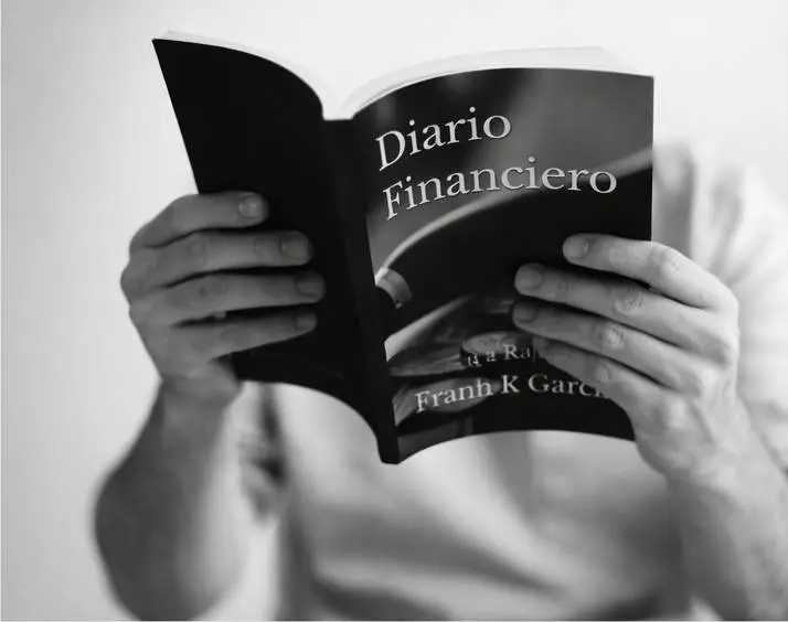 Diario deudas a riquezas por Frank García siendo leído