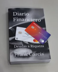 Diario Financiero debajo de dos tarjetas de crédito