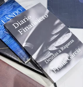 Diario Financiero encima de otros libros