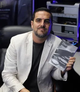 Frank sosteniendo su Diario Financiero para la cámara