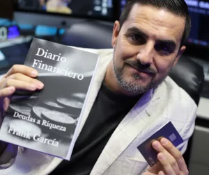 Frank García cargando su diario financiero