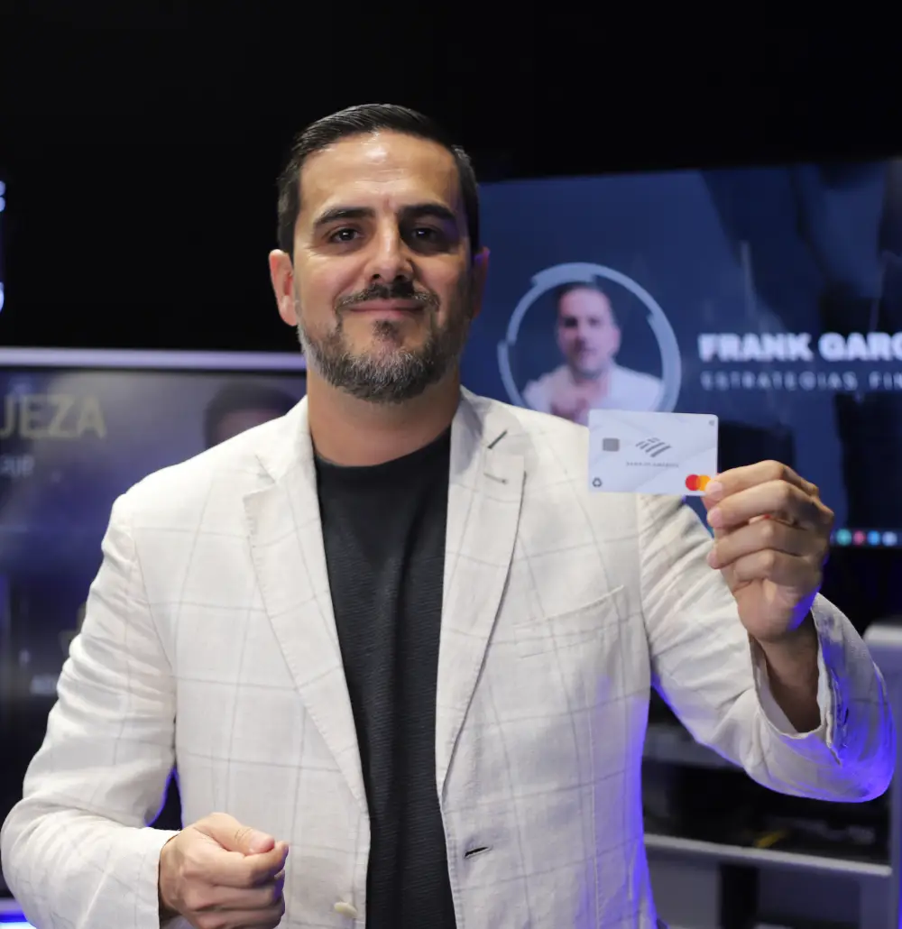 Frank García Asesor Financiero con tarjeta de crédito en mano