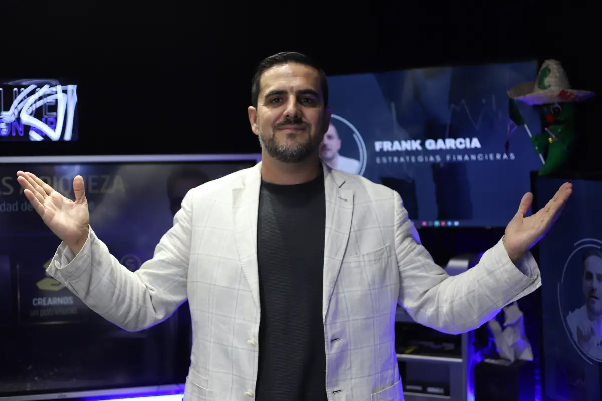 Frank García brazos abiertos