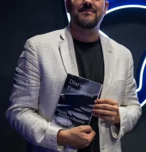Frank García mostrando su Diario Financiero a la altura del pecho